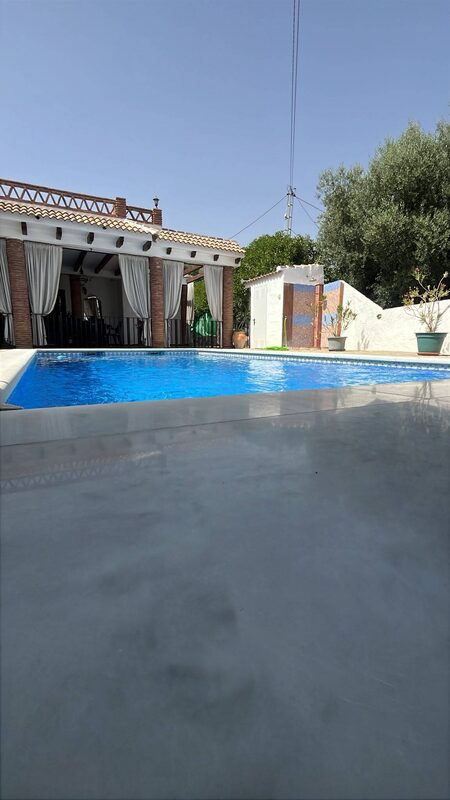 Piscina y solárium nuevo